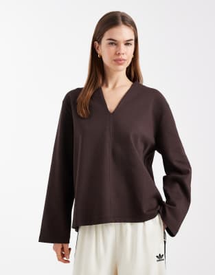 ASOS DESIGN - Langärmliges Oberteil in Braun mit tiefem Ausschnitt und Knopfdetail-Brown
