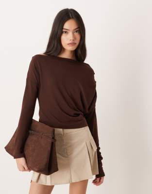ASOS DESIGN - Langärmliges Oberteil in brauner Strickoptik mit abfallender Schulterpartie-Brown