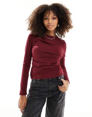 ASOS DESIGN – Langärmliges Oberteil in Burgunder mit verdrehtem Detail