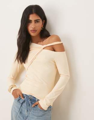 ASOS DESIGN - Langärmliges Oberteil in Buttermilch mit Zierausschnitt und verdrehtem Detail-Gelb