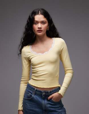 ASOS DESIGN - Langärmliges Oberteil in Buttermilchgelb mit U-Ausschnitt und kontrastierender Spitze
