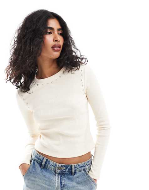 ASOS DESIGN – Langärmliges Oberteil in Creme mit Stern-Nieten - view 1