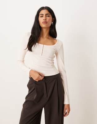 ASOS DESIGN - Langärmliges Oberteil in Cremeweiß mit U-Ausschnitt und Ziernaht