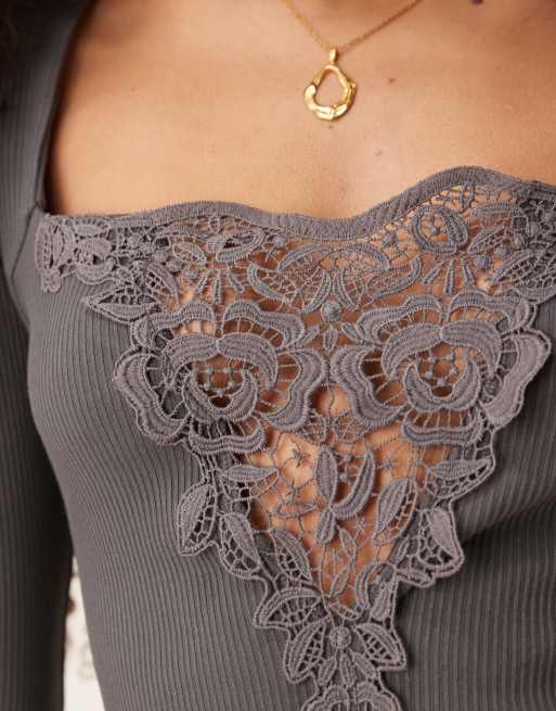 ASOS DESIGN – Langärmliges Oberteil in Dunkelgrau mit Spitzeneinsatz