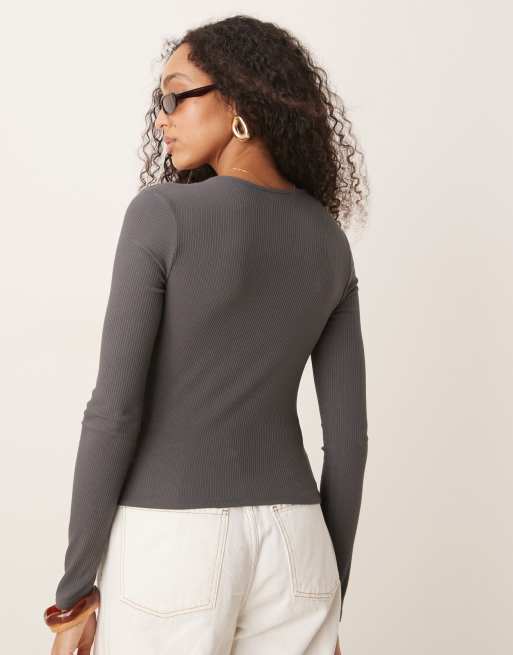 ASOS DESIGN – Langärmliges Oberteil in Dunkelgrau mit Spitzeneinsatz