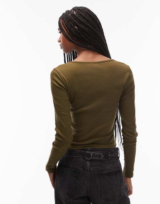 ASOS DESIGN – Langärmliges Oberteil in dunklem Oliv mit eckigem Ausschnitt, 2 von 4