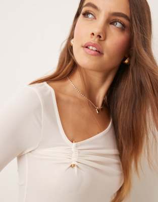 Thumbnail - ASOS DESIGN - Langärmliges Oberteil in Ecru mit Stegdetail-Weiß