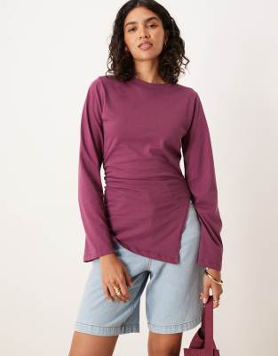 ASOS DESIGN - Langärmliges Oberteil in Feige mit asymmetrischem Saum und seitlicher Raffung-Rot
