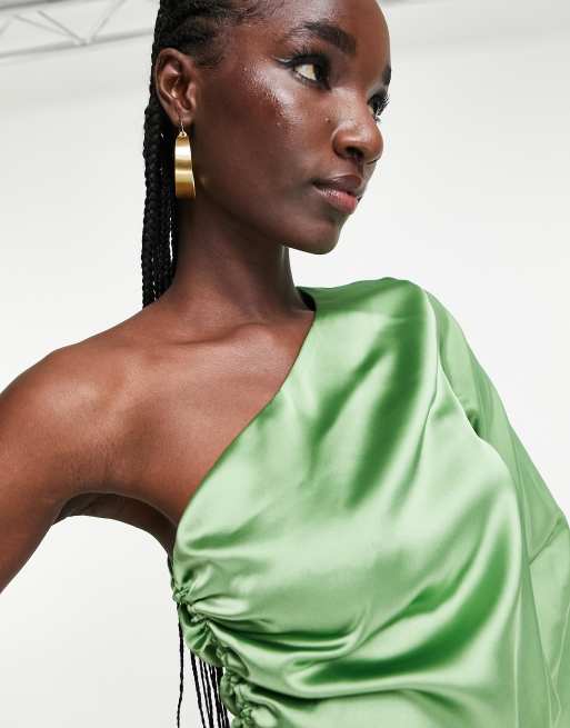 ASOS DESIGN – Langärmliges Oberteil in Grün aus Satin mit One-Shoulder-Träger und geraffter Seite, 2 von 4