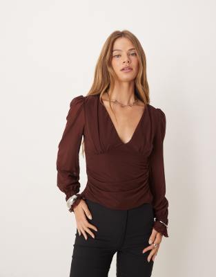 ASOS DESIGN - Langärmliges Oberteil in halbtransparentem Schokobraun mit V-Ausschnitt-Brown