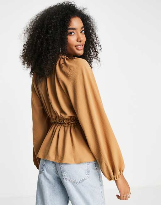 ASOS DESIGN – Langärmliges Oberteil in Kamelbraun mit V-Ausschnitt, Kimono-Ärmeln und Bindedetail vorne, 4 von 4