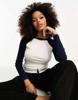 ASOS DESIGN - Langärmliges Oberteil in Marineblau und Weiß mit Raglanärmeln-Bunt