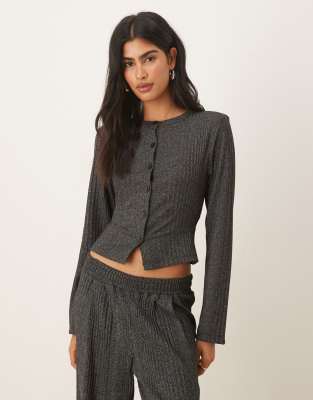 ASOS DESIGN - Langärmliges Oberteil in meliertem Anthrazit mit geripptem Detail und Knopfleiste-Grau