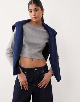 ASOS DESIGN - Langärmliges Oberteil in meliertem Grau mit U-Boot-Ausschnitt und abgerundetem Saum