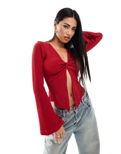 ASOS DESIGN – Langärmliges Oberteil in Rot mit verdrehter Vorderseite und Trompetenärmeln - view 1