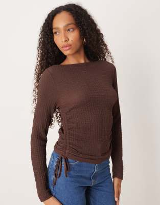 ASOS DESIGN - Langärmliges Oberteil in Schokobraun mit Blasenstruktur-Brown