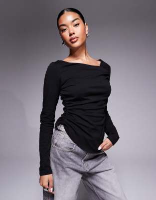 ASOS DESIGN - Langärmliges Oberteil in Schwarz mit asymmetrischem Ausschnitt und Saum