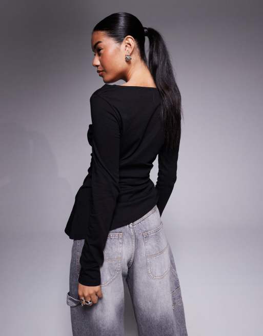 ASOS DESIGN – Langärmliges Oberteil in Schwarz mit asymmetrischem Ausschnitt und Saum, 3 von 4
