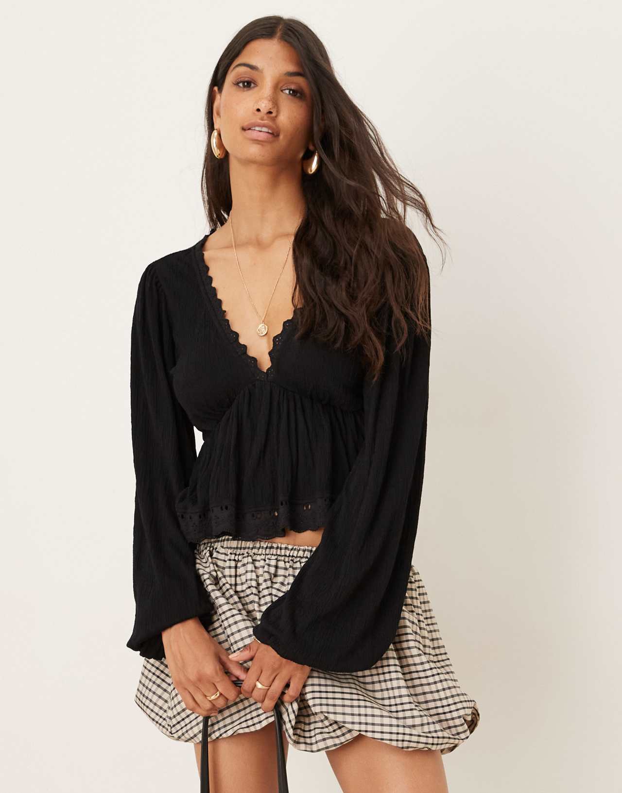 ASOS DESIGN – Langärmliges Oberteil in Schwarz mit Bindedetails hinten und Knitterstruktur - view 1