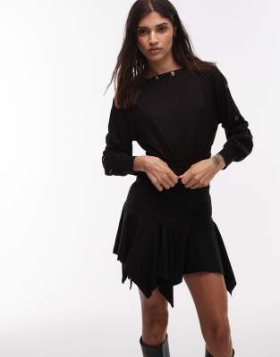 ASOS DESIGN - Langärmliges Oberteil in Schwarz mit gerafftem Bund und Nietendetail
