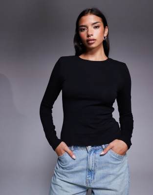 ASOS DESIGN - Langärmliges Oberteil in Schwarz mit Rundhalsausschnitt und Schulterpolstern