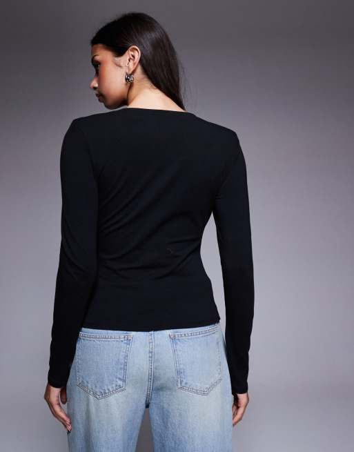 ASOS DESIGN – Langärmliges Oberteil in Schwarz mit Rundhalsausschnitt und Schulterpolstern, 4 von 4