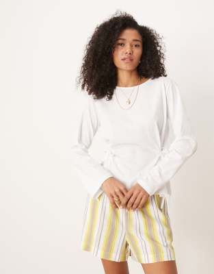 ASOS DESIGN - Langärmliges Oberteil in Weiß mit geschnürter Taillenraffung