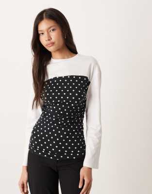 ASOS DESIGN - Langärmliges Oberteil in Weiß mit Punktemuster und tailliertem Schnitt