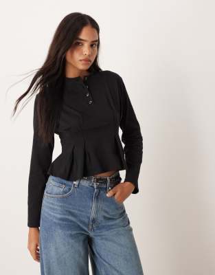ASOS DESIGN - Langärmliges Oberteil in Weiß mit Zierfalten an der Taille