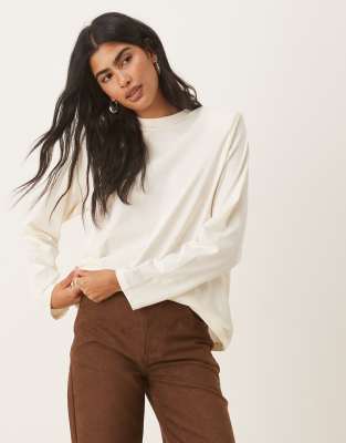 ASOS DESIGN - Langärmliges Oberteil mit angeschnittenem Kragen, Schulterpolstern und Rundhalsausschnitt in Creme-Weiß