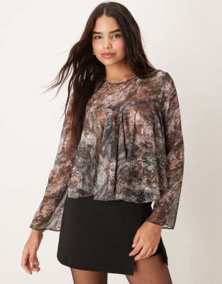 Thumbnail - ASOS DESIGN - Langärmliges Oberteil mit Godet-Detail und abstraktem, verwischtem Muster-Bunt