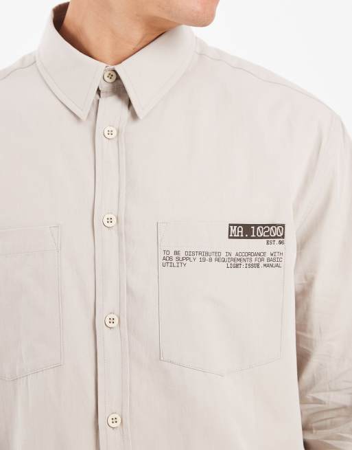  ASOS DESIGN – Langärmliges Oversize-Hemd aus Popeline in Weiß mit Utility-Print, 5 von 5