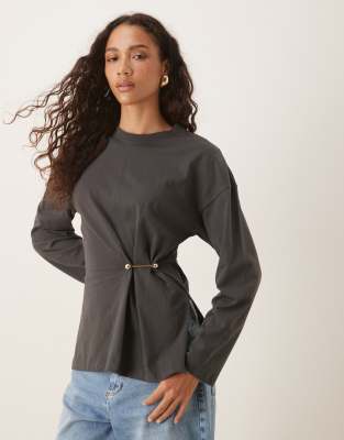 ASOS DESIGN - Langärmliges Oversize-Oberteil in Anthrazit mit geraffter Taille und Metallverzierung-Schwarz
