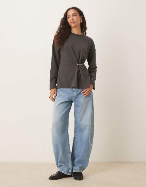 ASOS DESIGN – Langärmliges Oversize-Oberteil in Anthrazit mit geraffter Taille und Metallverzierung, 2 von 4