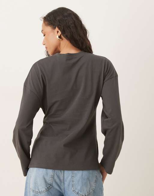 ASOS DESIGN – Langärmliges Oversize-Oberteil in Anthrazit mit geraffter Taille und Metallverzierung, 3 von 4