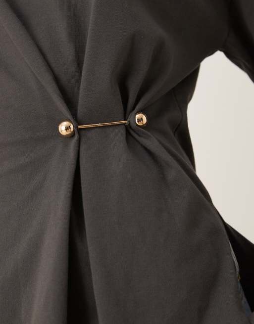 ASOS DESIGN – Langärmliges Oversize-Oberteil in Anthrazit mit geraffter Taille und Metallverzierung, 4 von 4
