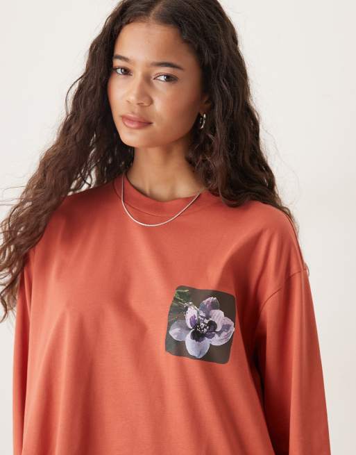 ASOS DESIGN – Langärmliges Oversize-Oberteil in Rostrot mit Blumen-Rückenprint, 3 von 4