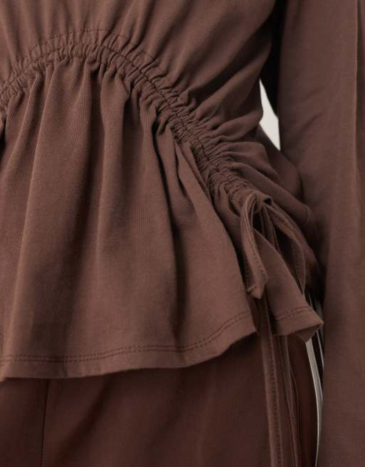 ASOS DESIGN – Langärmliges Oversize-Oberteil in Schokobraun mit gerafftem Tunnelzugdetail, 3 von 4