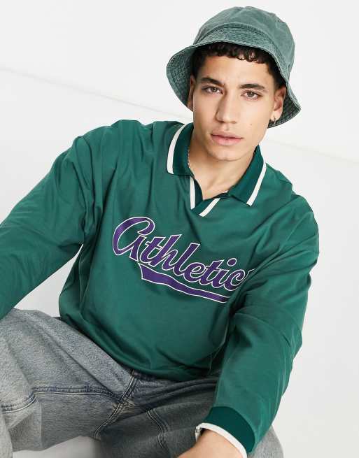 ASOS DESIGN – Langärmliges Oversize-Polohemd in Grün mit V-Ausschnitt und Print vorn