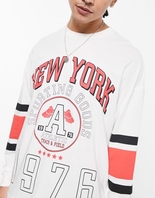 ASOS DESIGN – Langärmliges Oversize-Shirt in gebrochenem Weiß mit College-Print, 3 von 4