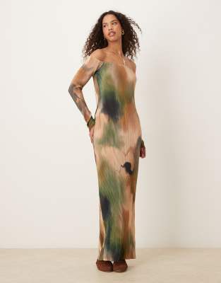 ASOS DESIGN - Langärmliges Plissee-Maxikleid mit Carmen-Ausschnitt und Muster-Bunt