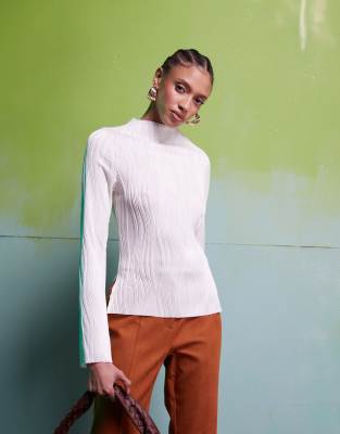 ASOS DESIGN - Langärmliges Plissee-Oberteil in Cremeweiß