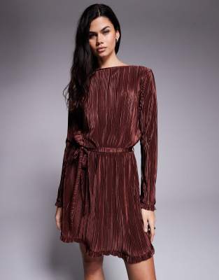 ASOS DESIGN - Langärmliges, plissiertes Minikleid in Schokobraun mit Taillenband und Rüschendetail-Brown