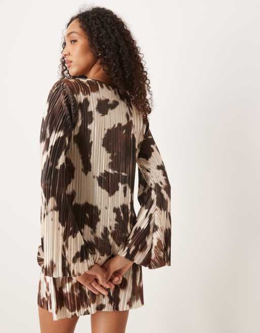 ASOS DESIGN – Langärmliges, plissiertes Minikleid mit Kuhfleckenmuster und Flügelärmeln, 4 von 4