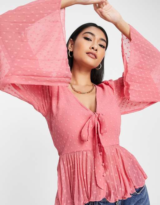 ASOS DESIGN – Langärmliges, plissiertes Schößchenoberteil in Staubrosé mit Punktestruktur und Bindedetail