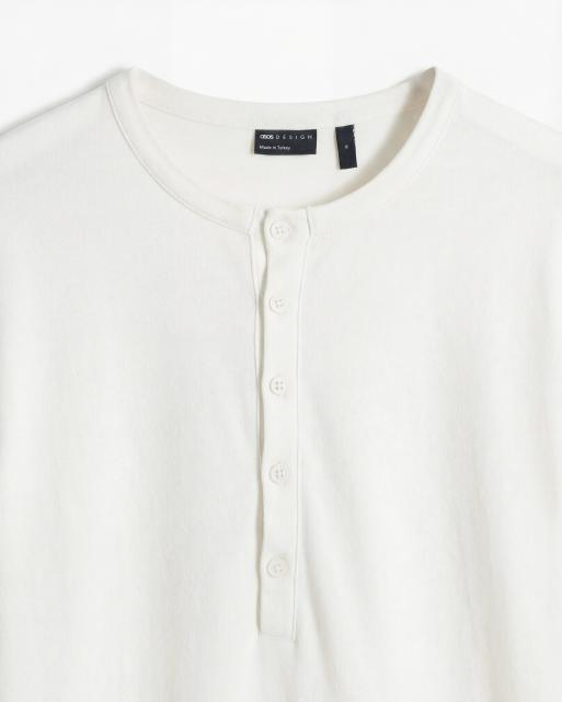 ASOS DESIGN – Langärmliges Regular-Fit-T-Shirt in cremeweißer Leinenoptik mit Henley-Ausschnitt, 8 von 12