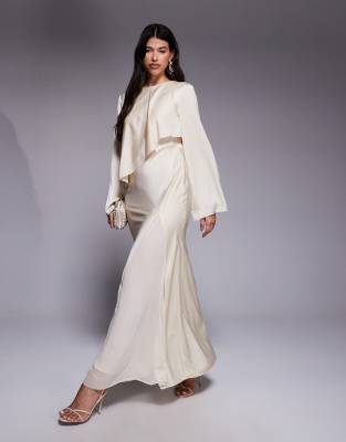 ASOS DESIGN - Langärmliges Satin-Maxikleid in Austernweiß mit Cape-Detail