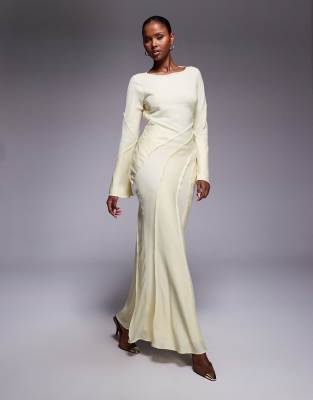 ASOS DESIGN - Langärmliges Satin-Maxikleid in Buttermilchgelb mit U-Boot-Ausschnitt und unversäuberten Saumdetails-Weiß