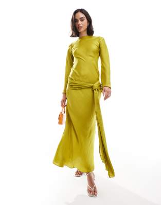 ASOS DESIGN - Langärmliges Satin-Maxikleid in Chartreuse mit tief liegendem Gürteldetail-Grün