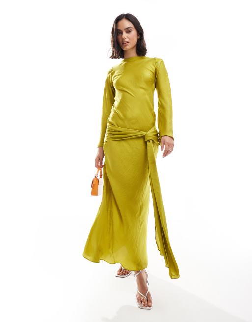 ASOS DESIGN Langarmliges Satin Maxikleid in Chartreuse mit tief liegendem Gurteldetail